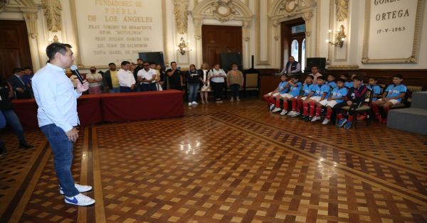 Acuden participantes del torneo Futbol7 al Palacio Municipal