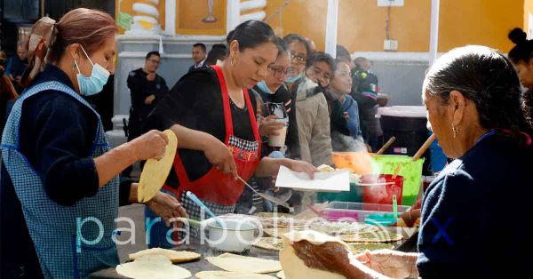 Devoran las m&aacute;s de 140 mil memelas del Festival de La Resurrecci&oacute;n