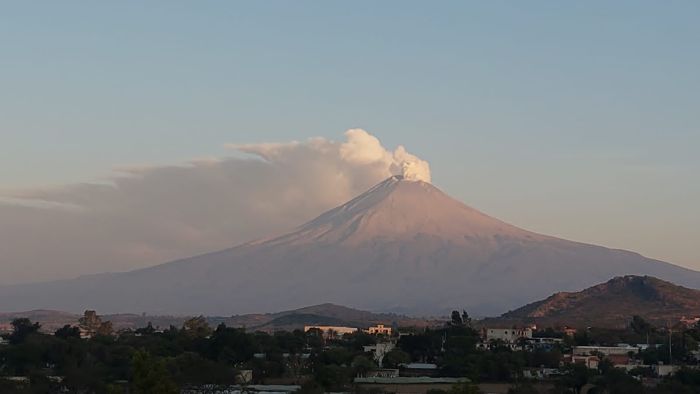 Inicia el Popocat&eacute;petl la semana con enorme fumarola