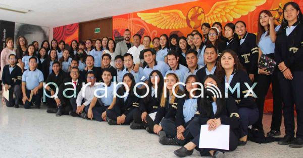Entrega IPPI constancias en curso de Náhuatl a estudiantes del BINE