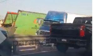 Choca tráiler contra muro de contención en la Puebla-Orizaba