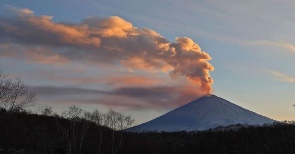 Erupciona el volcán Klyuchevskaya Sopka de Rusia