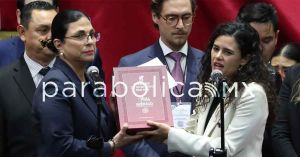 Luisa María frente al Congreso de la Unión