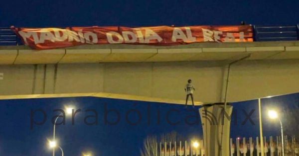 Detienen a 4 personas por colgar muñeco de Vinicius en puente de Madrid