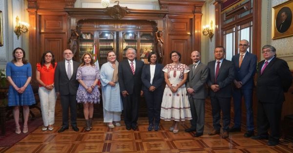 Se reúne AMLO con consejeros del INE