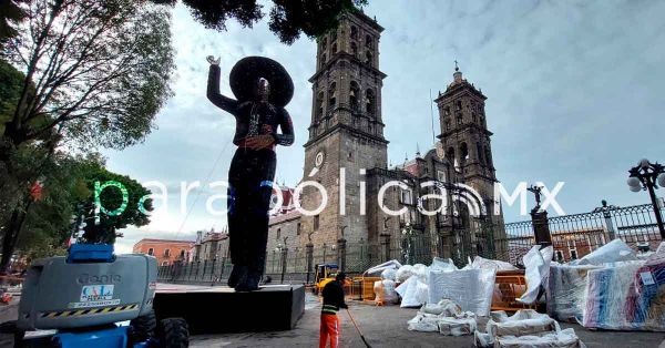 Adornan con gigantesco charro el Centro Hist&oacute;rico por las Fiestas Patrias