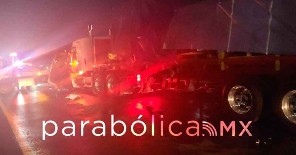 Detienen a trailero por atropellar a operador de gr&uacute;as frente al Outlet