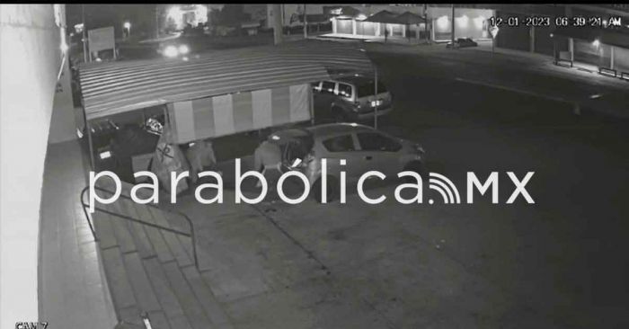 VIDEO: Roban un refrigerador de torteria en Izúcar; no hay detenidos