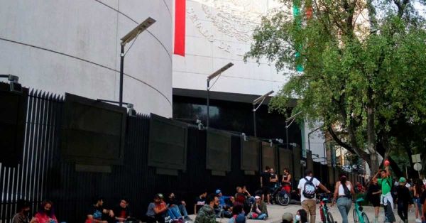 Se retira plantón de marihuana tras 3 años afuera del Senado