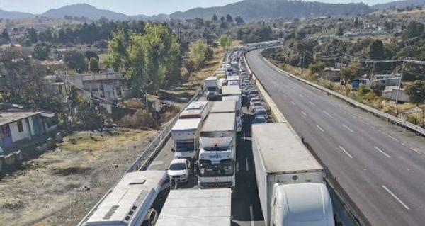 Automovilistas estuvieron atrapados hasta 9 horas en la Mexico-Puebla; fue liberada durante la madrugada