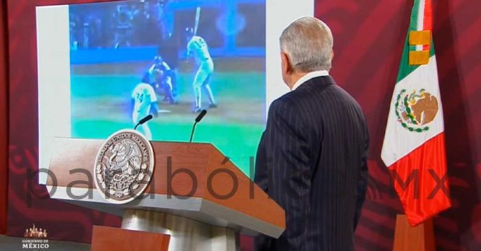 Desea AMLO lo mejor a México en su partido del Clásico Mundial de Béisbol contra Colombia