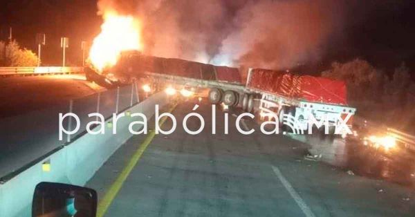 Dura 9 horas en caos autopistas de Puebla por incendio de tráiler