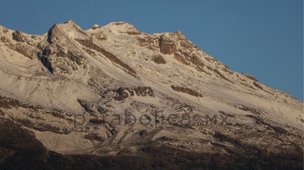 Adorna nieve cima del Popo, Izta y la Malinche
