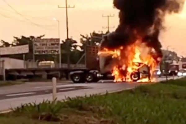 Reportan bloqueos, balaceras y autos incendiados en Tabasco