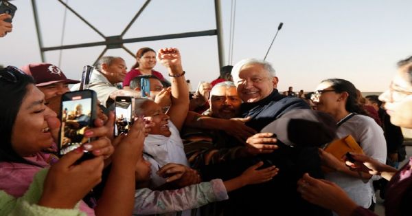 Entrega AMLO becas en San Quintín, Baja California