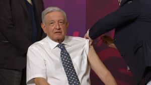 Se vacuna el presidente López Obrador contra Covid-19 e Influenza