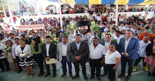 Realizan bodas comunitarias gratuitas, le brindan certeza jurídica a 44 parejas