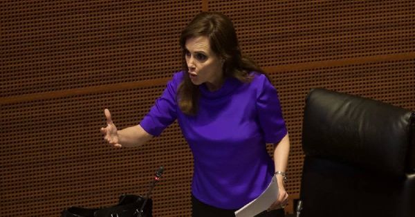 Encara Lilly T&eacute;llez a morenistas en pleno homenaje a Elena Poniatowska