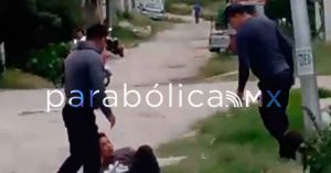 Captan a policías de Puebla golpeando a ciudadanos