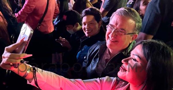 Asiste Marcelo Ebrard a concierto de Blackpink