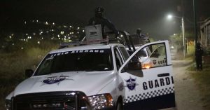 Bloquean grupos armados diversas carreteras en Michoacán