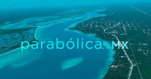 Sobrevuela AMLO la Laguna de los Siete Colores en Bacalar y obras del Tren Maya