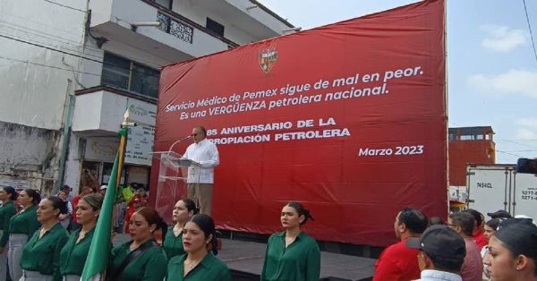Protestan trabajadores de Pemex en Tabasco por mal servicio médico