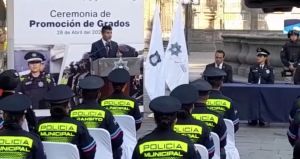 Entrega ayuntamiento promoción de grados a Policías Municipales