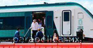 Recibe AMLO el primer vagón del Tren Maya en Cancún