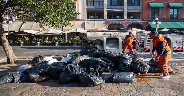 Amanece Centro Histórico de Puebla lleno de basura tras festejos de Año Nuevo