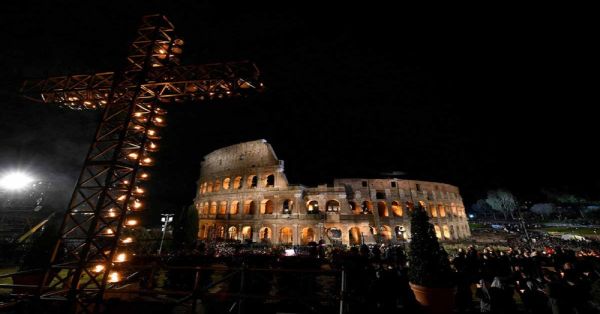 Debido al frío el Vía Crucis en el Coliseo de Roma es sin el papa