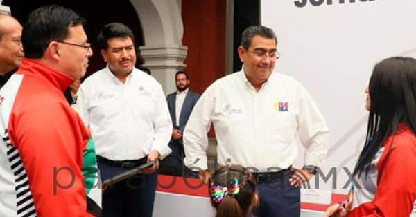 Reconoce Sergio Salomón a atletas poblanos