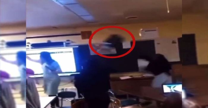 Lanza en plena clase estudiante silla a su maestra; queda inconsciente