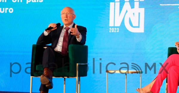 “El pueblo quiere democracia”, respalda Ken Salazar marcha a favor del INE