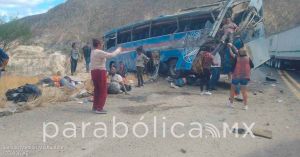 Deja 15 muertos volcadura de autobús con migrantes en la Cuacnopalan
