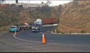 Choca trailer en la autopista Atlixco-Puebla