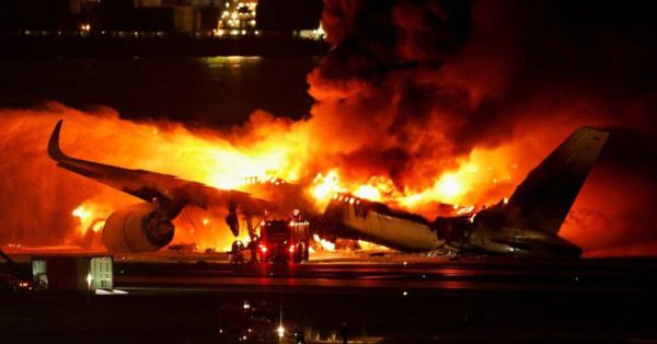 Colisionan dos aviones en aeropuerto de Tokio; mueren 5 personas