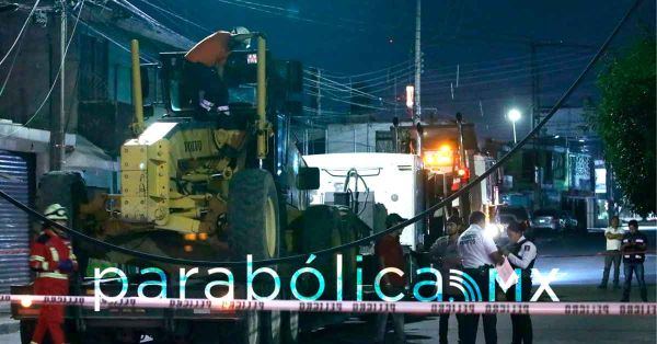 Tira cami&oacute;n un poste; cableado jala y mata a un motocilista