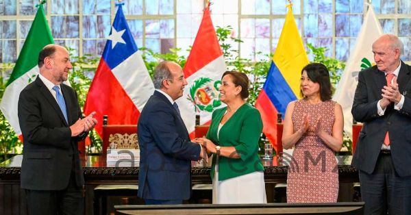 Invita Dina Boluarte a Felipe Calderón a ceremonia de la Alianza del Pacifico ante ausencia de AMLO