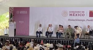 Entrega AMLO apoyos para el Bienestar en Huauchinango