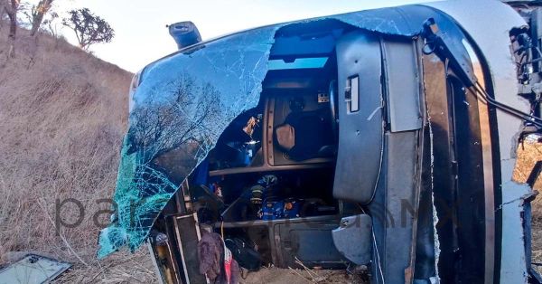 Cae autobús que trasladaba equipo infantil de futbol por un barranco en Jalisco