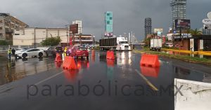 Cierran puente de lomas de Angelópolis por inundación