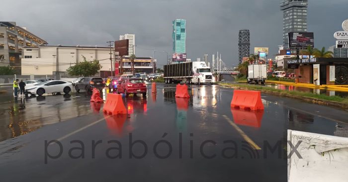 Cierran puente de lomas de Angelópolis por inundación