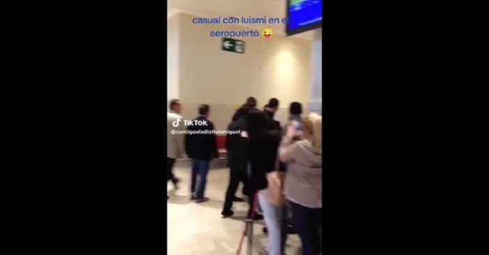 Descubren a Luis Miguel tomándose fotos y dando autógrafos en el aeropuerto