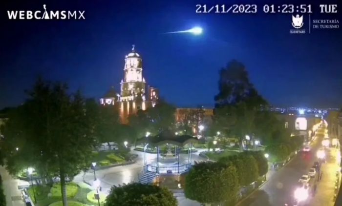 Cae meteorito y se percibe en zona centro del país