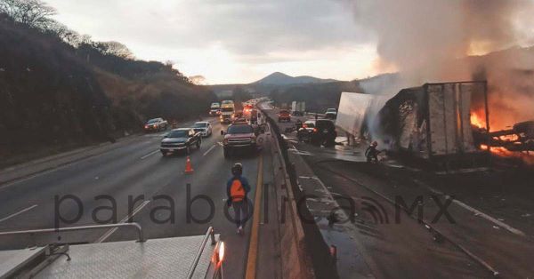 Se incendian varios tráileres tras choque en la México-Querétaro