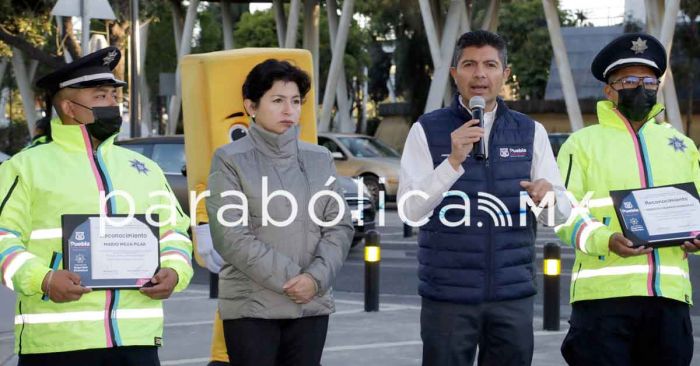 Reconoce ERP a policías que atendieron un parto