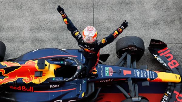 Entrega Verstappen bicampeonato a Red Bull