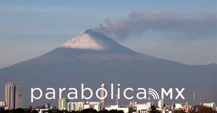 Amanece activo este viernes el volcán Popocatépetl