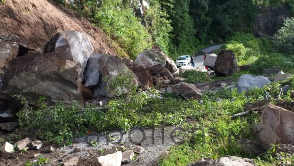 Hubo derrumbe de rocas en Quimixtlán